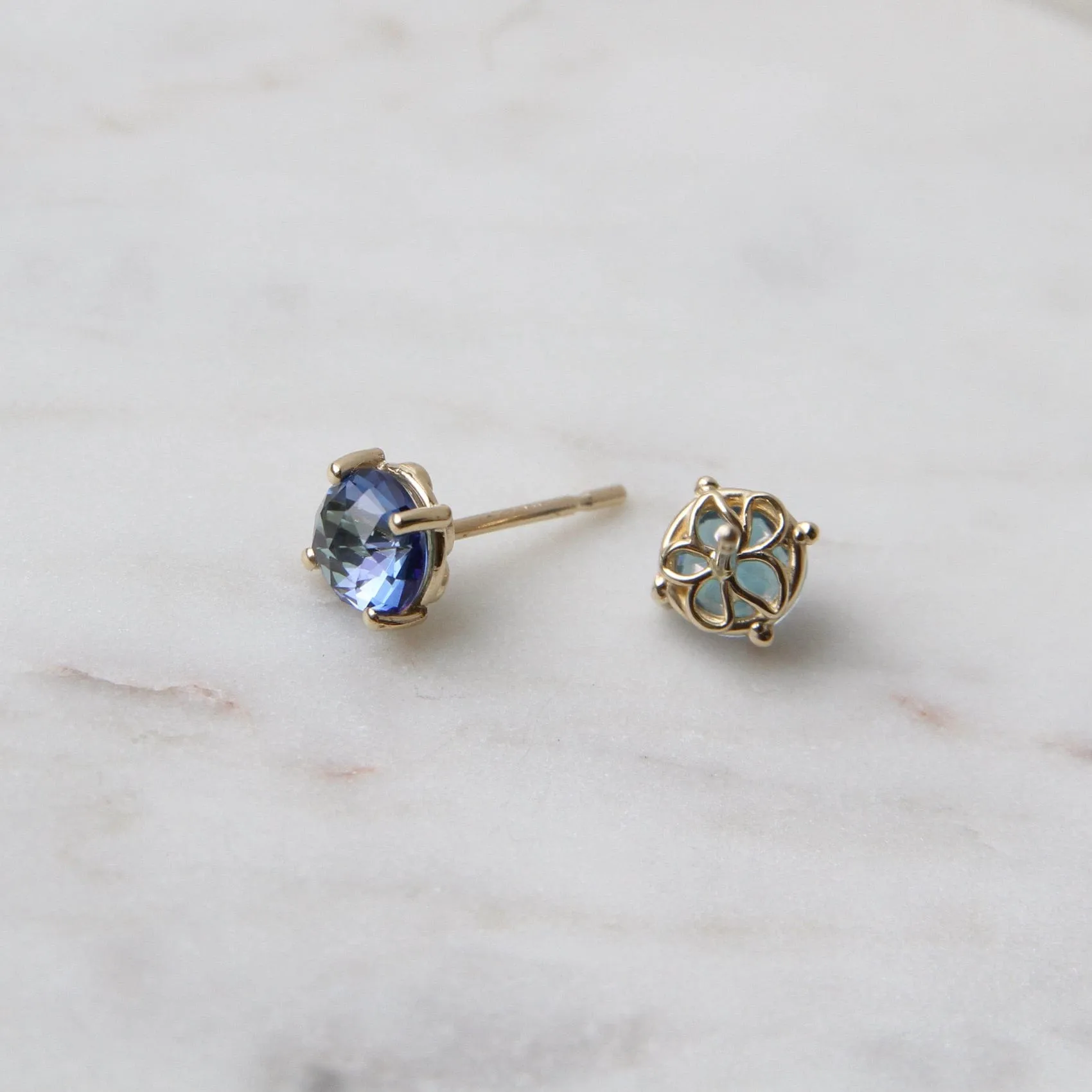 14k Yellow Gold 6mm Round English Blue Topaz Post