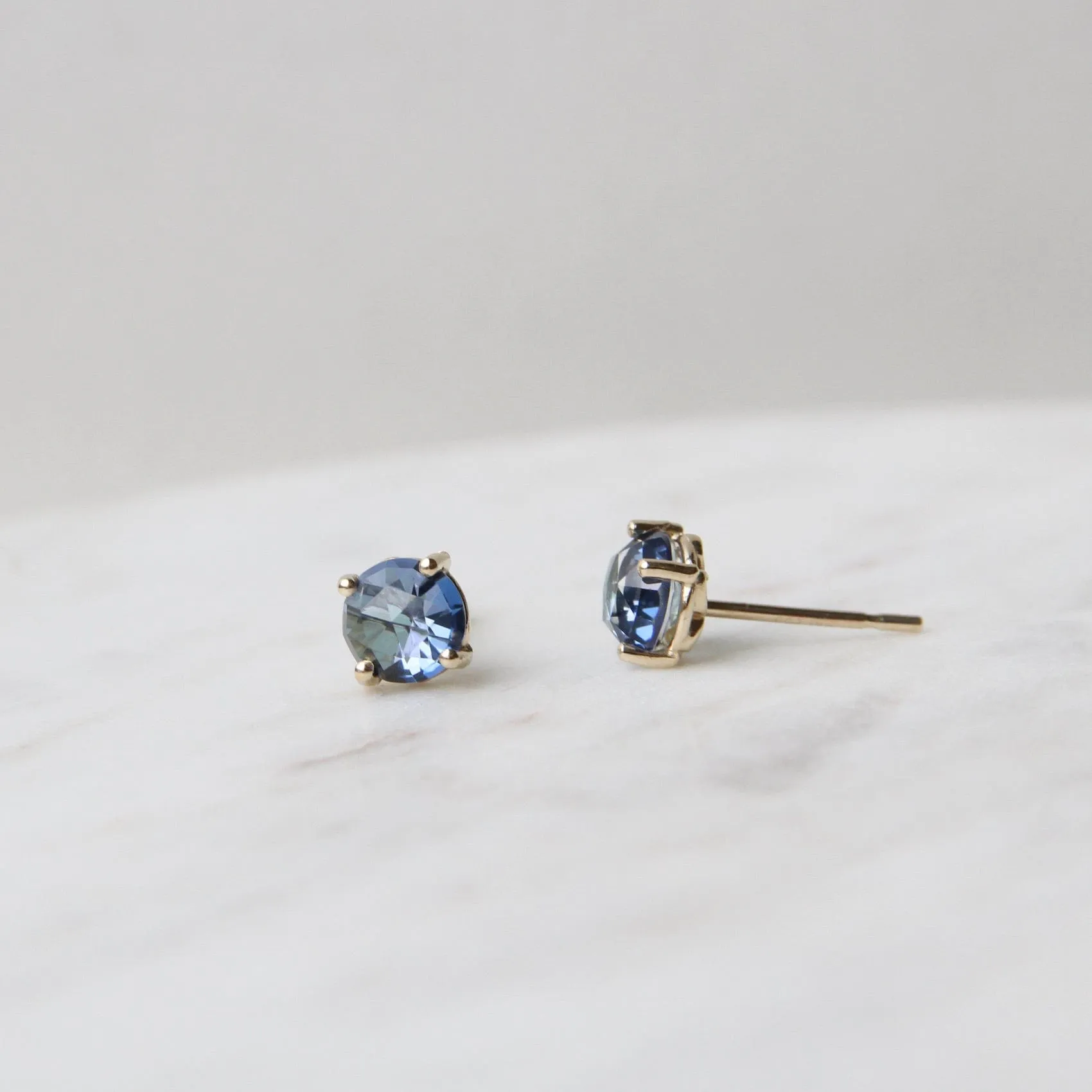 14k Yellow Gold 6mm Round English Blue Topaz Post