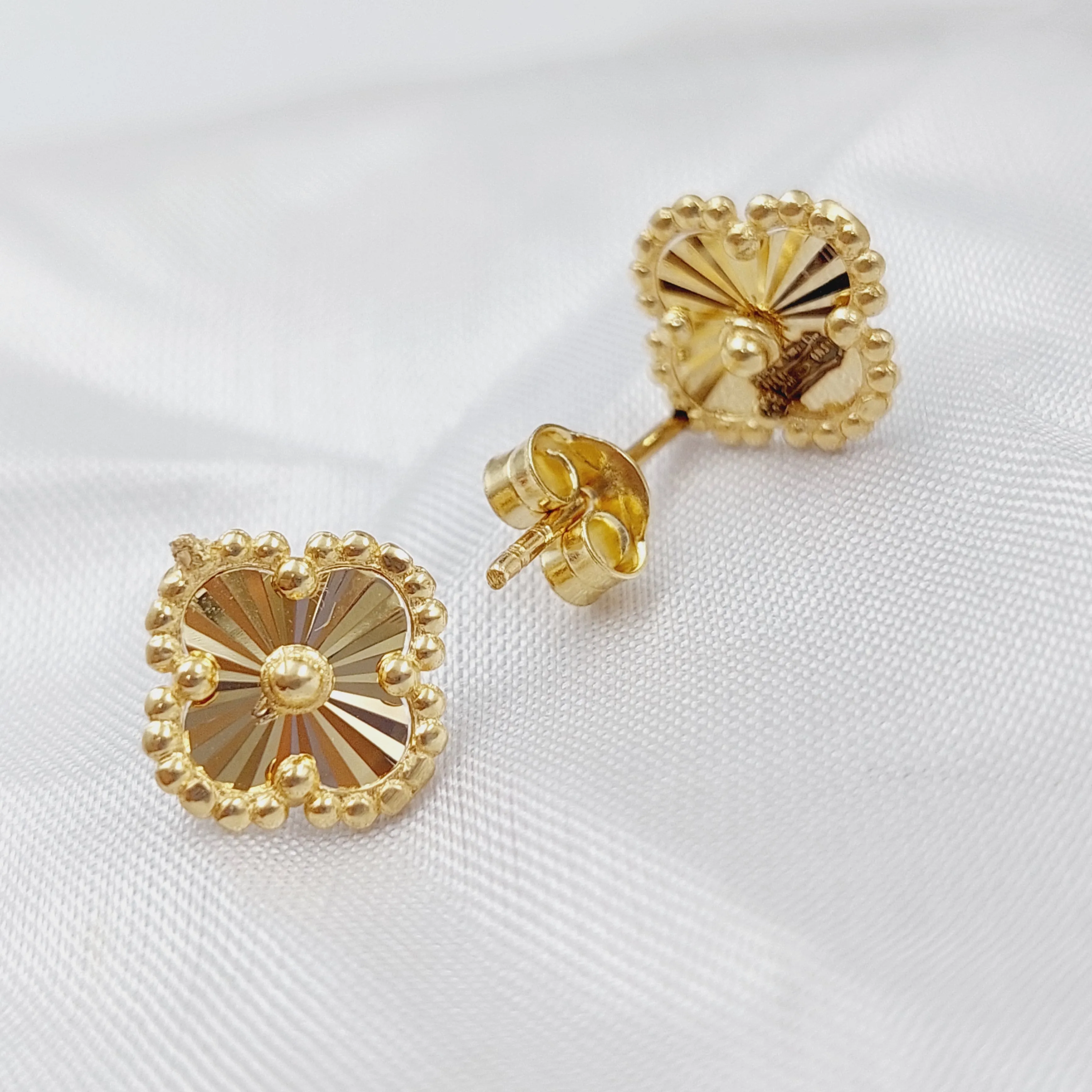 Elegant 18K Gold Clover Screw Earrings