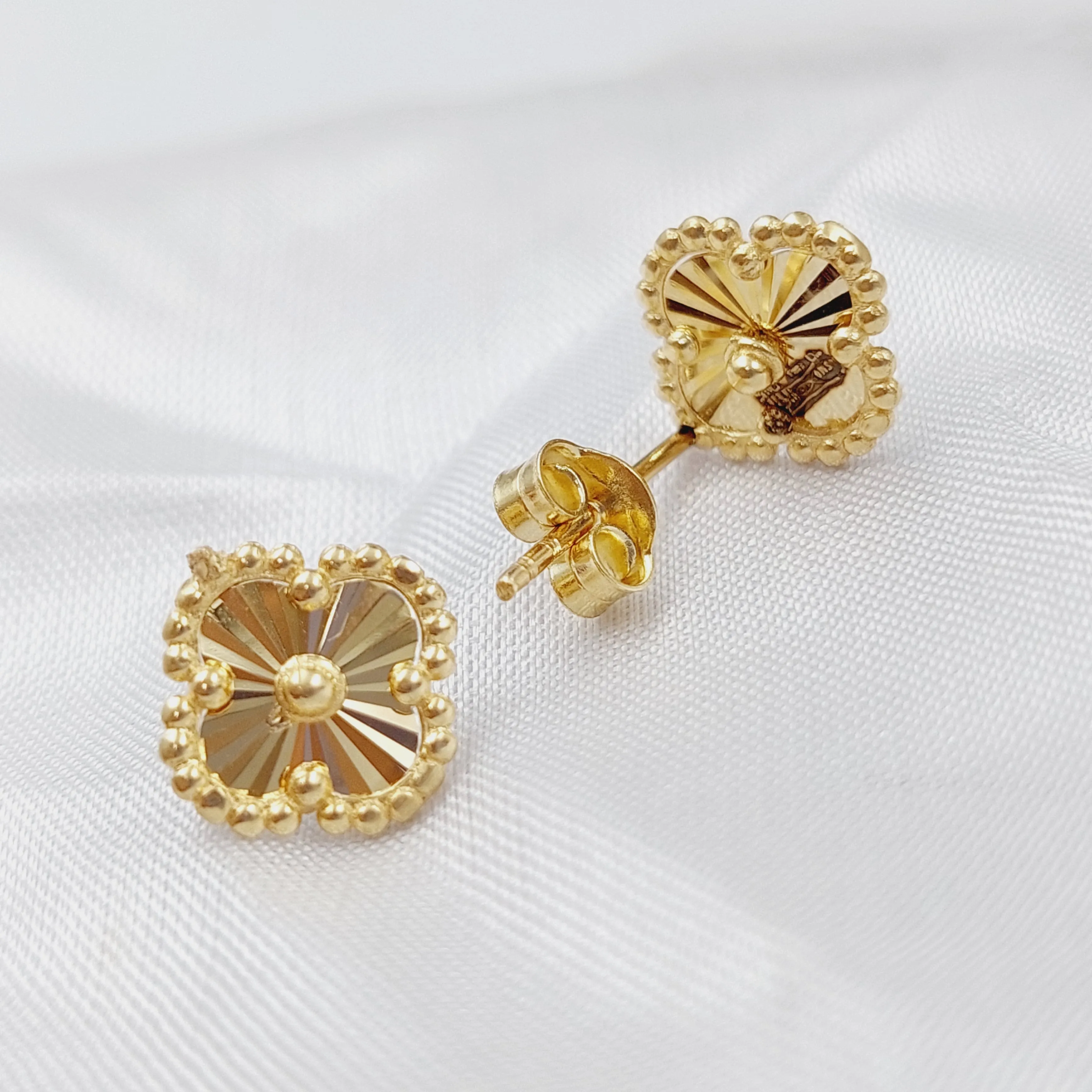 Elegant 18K Gold Clover Screw Earrings